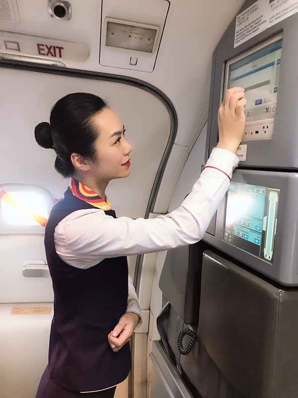 云端之上谱芳华长安航空乘务教员金鑫