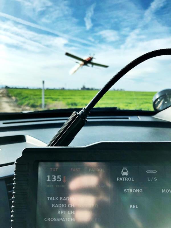 资料图片：国警方用测速仪记录低空飞越的民用农药机速度。（图片来源于网络）