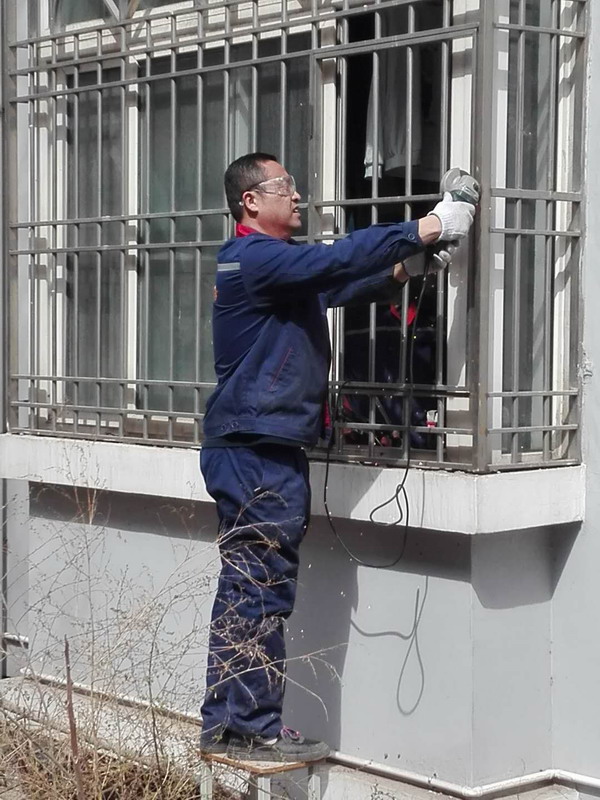 清明假期维修工人这样度过