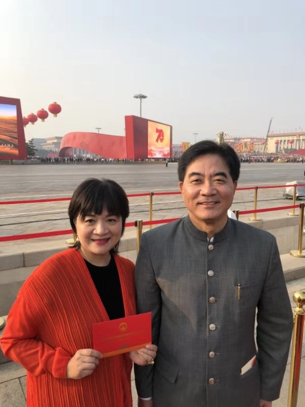 院士相逢,十分亲切,一起合影后,一位穿着红马甲背心的年轻人悄悄问我