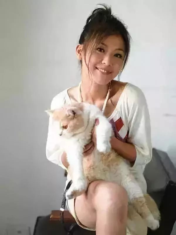 2010年,卓文萱恋爱了,男友是大她14岁的吉他手杨声铮,这个她认为可以