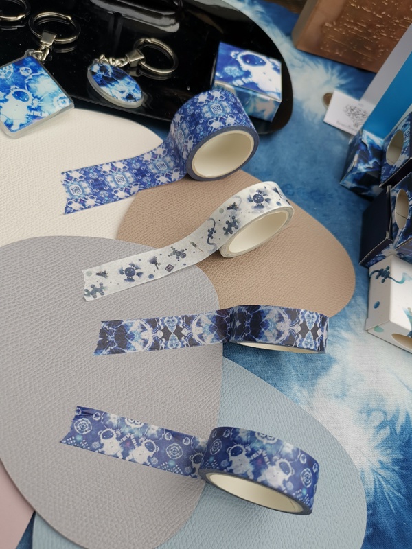 苗文挂钟印有扎染图形的包袋这些大学生文创产品火了