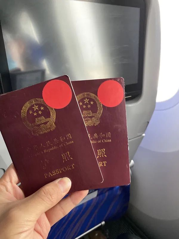  纽约直飞广州落地后，小红和男友因来自疫区，护照被贴上红标，拍摄于3月23日。