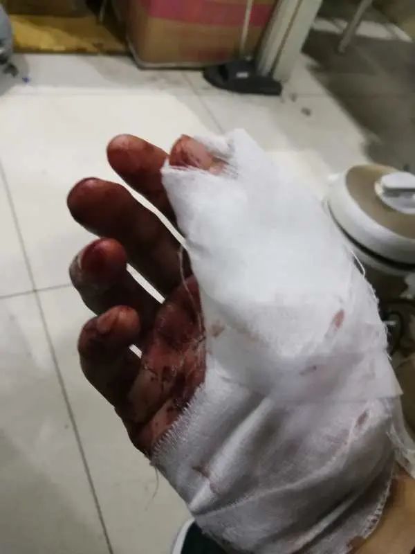 网约车司机正在车里吃饭,突然一双血手伸了进来…结局暖了
