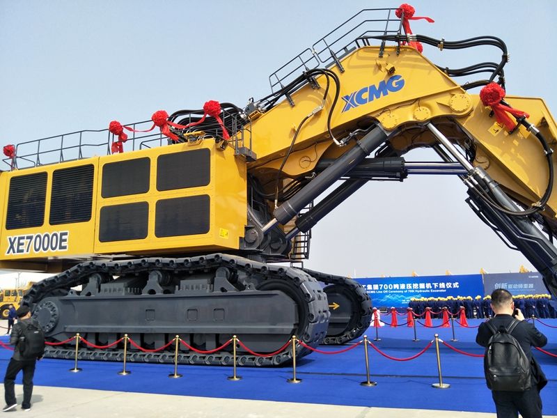 国内首台!徐工700吨液压挖掘机下线