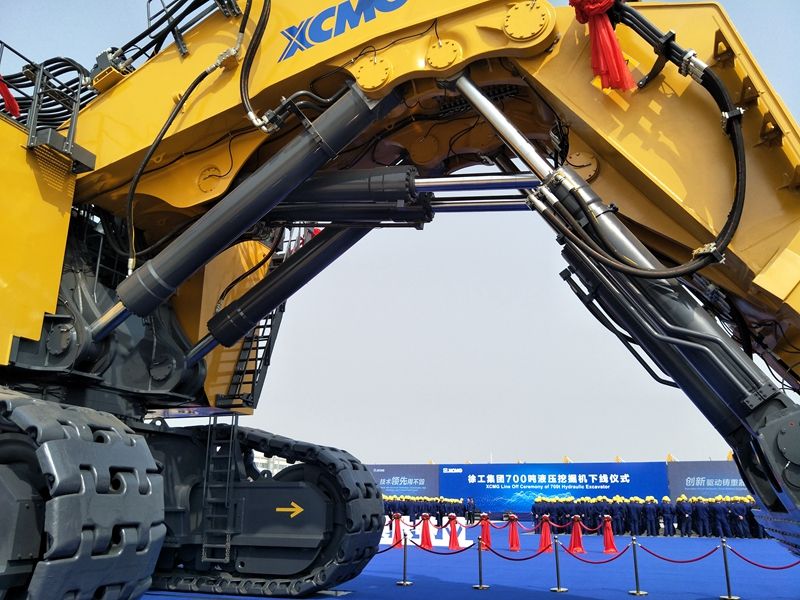 国内首台徐工700吨液压挖掘机今日下线