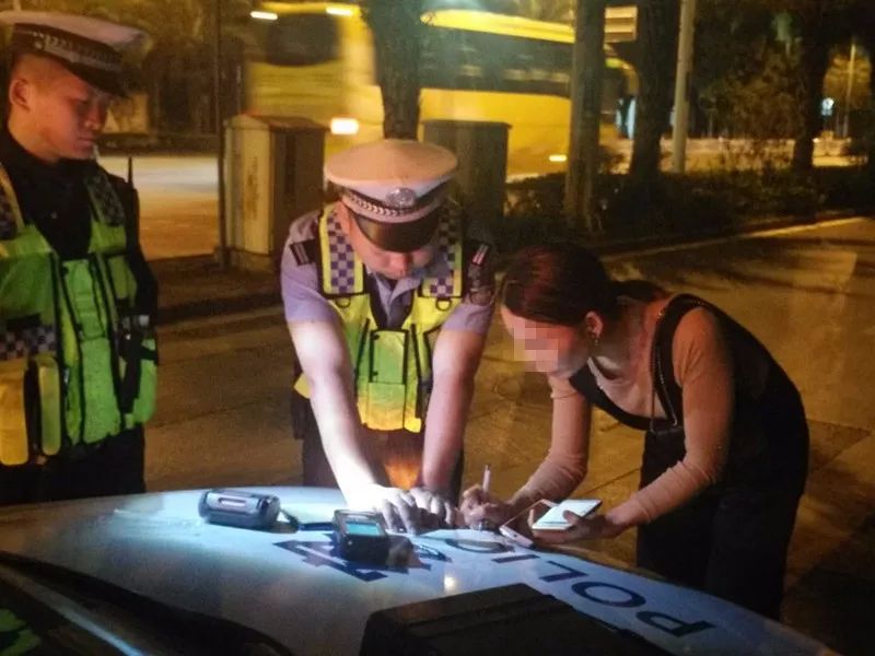 奇葩!南宁一女子酒驾被抓后,对民警大喊:再猜两码!【930新闻眼】