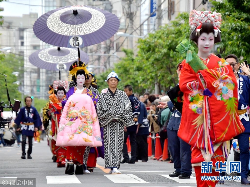 东京浅草举行花魁道中游行再现江户花街吉原风俗