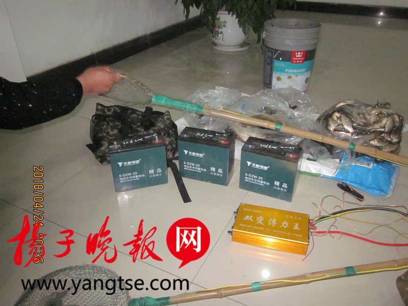 逆变器和带电缆抄网等,一同到焦山北焦北滩水域使用电力捕鱼