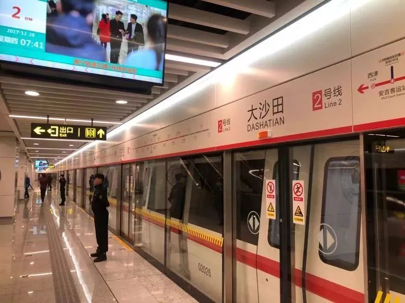 恶劣南宁一男子乘地铁拒绝安检还将女安检员推倒在地问及理由他这样