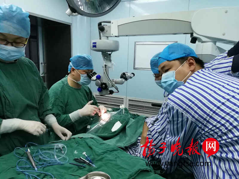 两男子肩扛手抱不敢动 驼背老人的"高难度"手术很成功