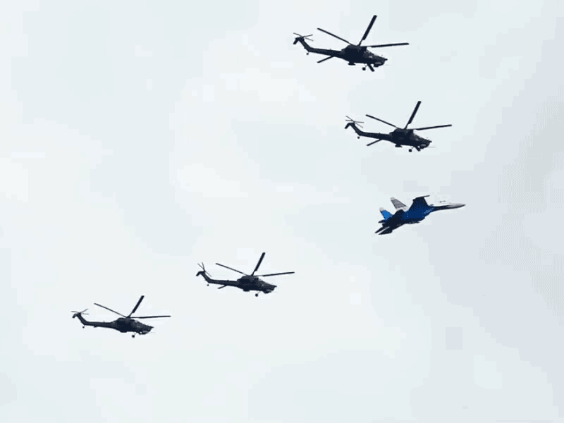 "金雕队"米-28n武直与"勇士队"苏-27战机联合低空编队通场动态图.