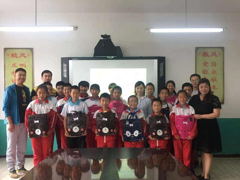 明山区教育局领导慰问香梅学校留守儿童