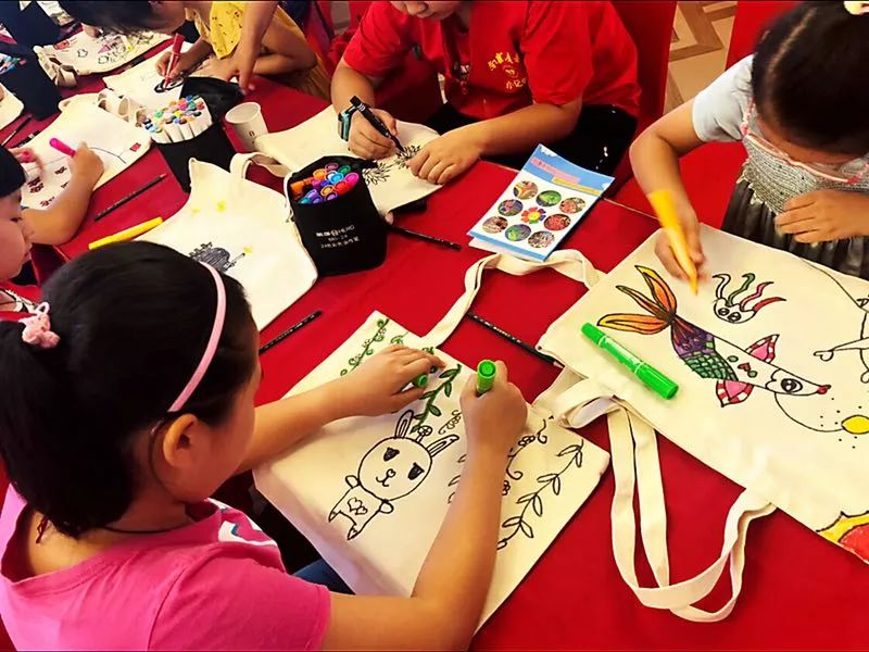 活动直播动手又动脑晨报小记者diy彩绘帆布包创意十足