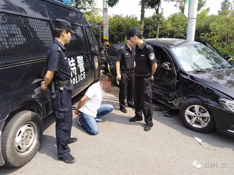 【抓捕视频】3名男子驾车强行闯卡冲撞警车,警方布控拦截成功擒获!