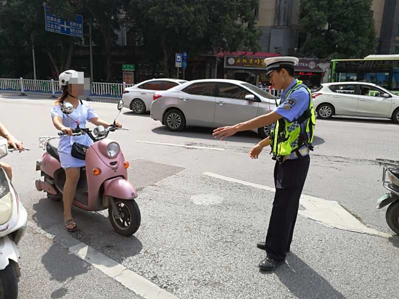 电车占用机动车道,乱停乱放.