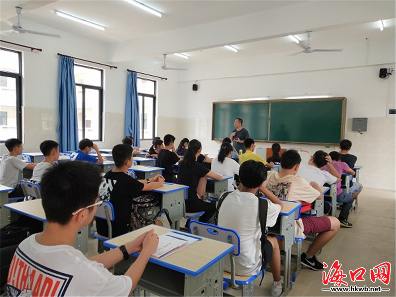 北师大海口附校迎首批高中生 新生家长先"上课"