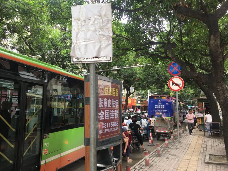 现场图片   a:因为与华东路紧挨着的中华路正在进行南宁