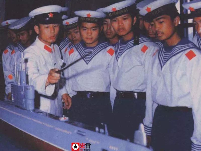 74式水兵服的款式,配饰一直延续到2007年,差别只是两片红换作金色铁锚