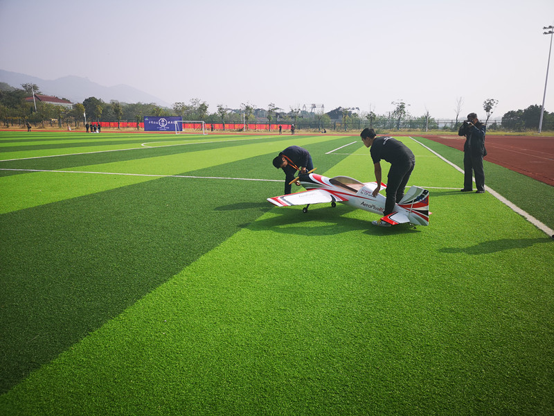 无人机花样队列公开赛惊艳校园