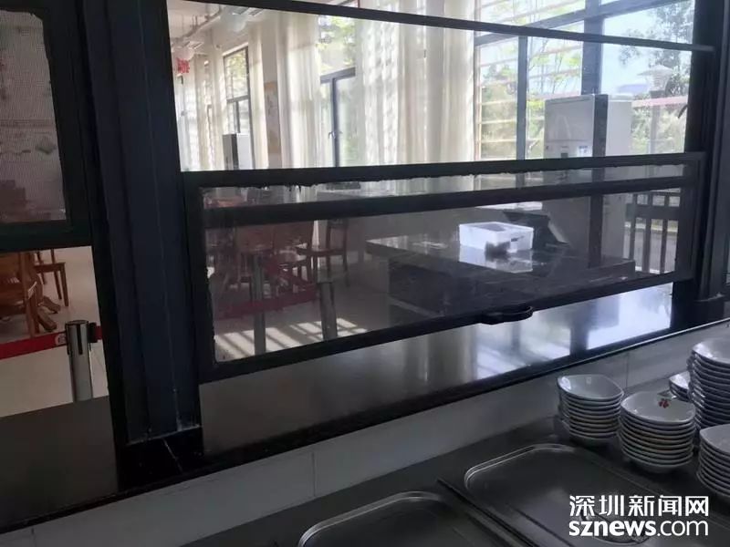 配餐间内的传菜窗口在不使用的情况下没有关闭,三防管理不到位;烹调区