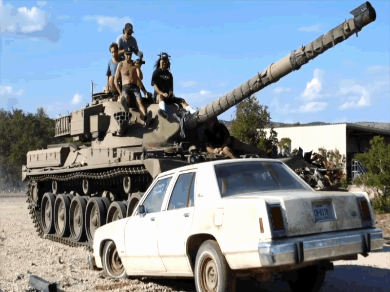 美军迷乘坐英制"酋长"mk6主战坦克碾压汽车动态图.