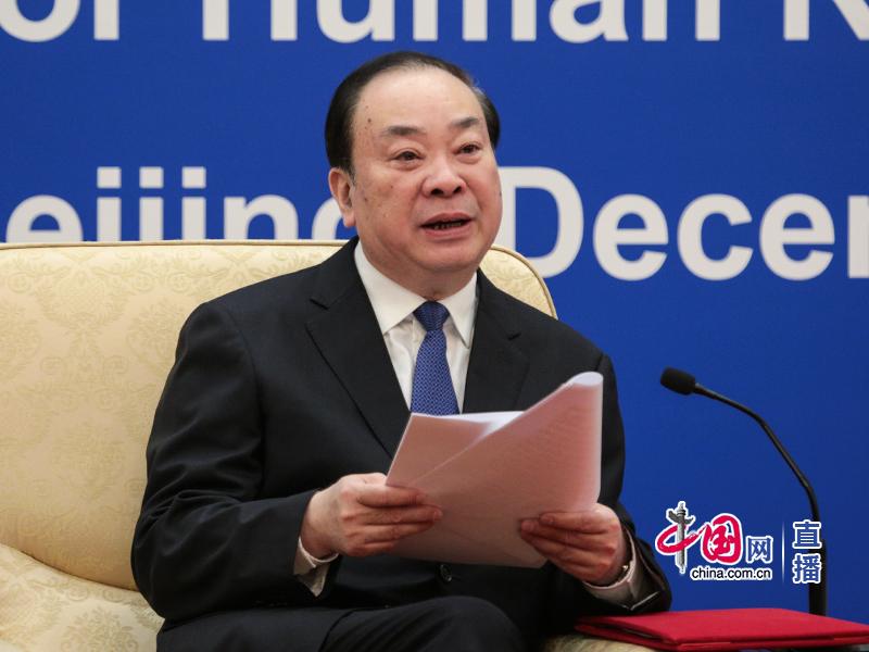 中共中间政治局委员、中间书记处书记、中间宣传部部长黄坤明介绍情况。中国网 孙宇 摄