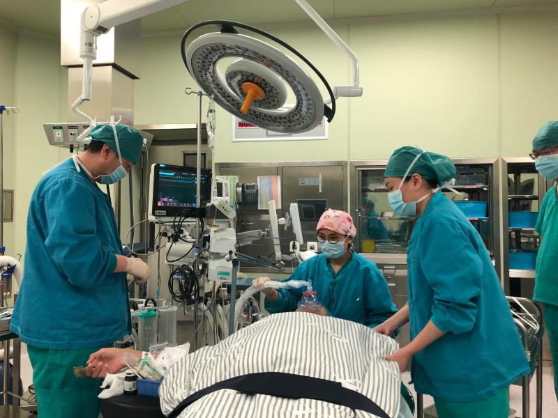 小江正在接受手术麻醉。 供图 北京清华长庚医院