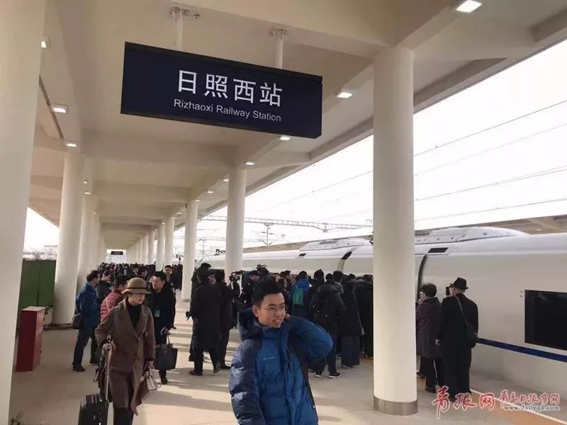 列车抵达董家口站.记者 崔武 摄