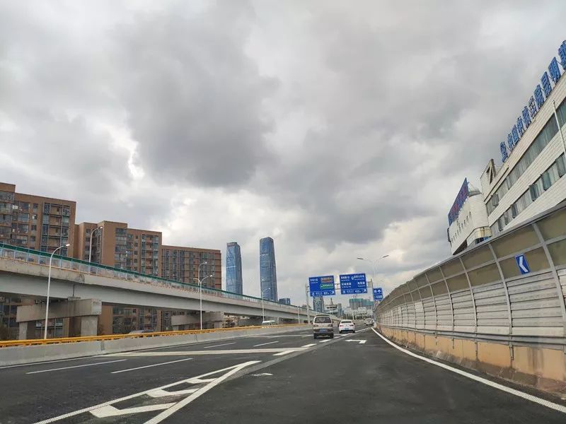 工程路段已全线试通车,封闭长发半年多的昆明市二环系统再次恢复通行