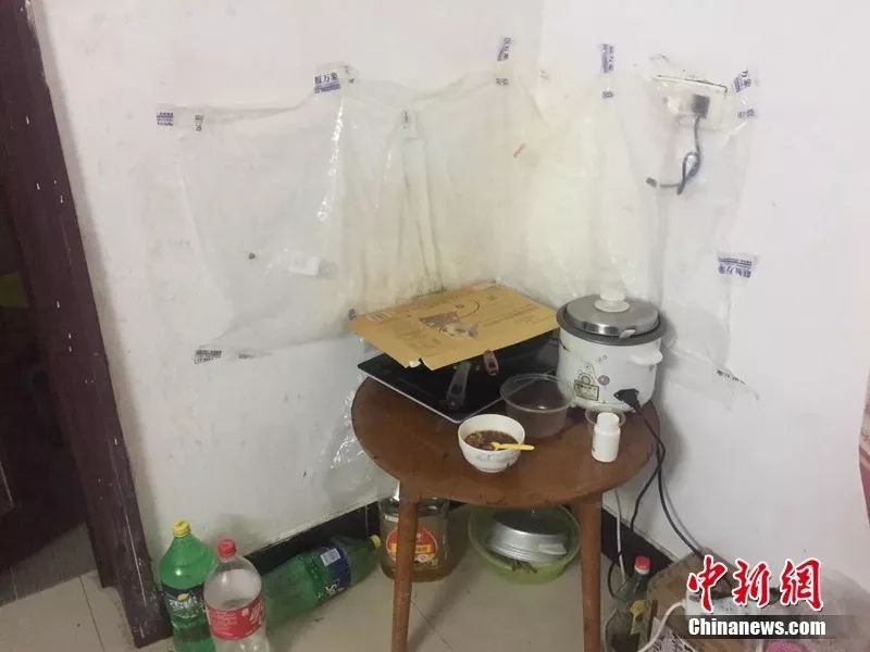 小桌子上摆放着母女俩做饭的工具