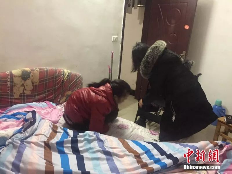  杨玉霞准备带母亲出门