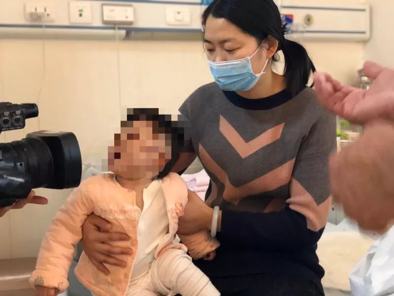 女婴路边晒太阳 突遭恶犬袭击整张脸被咬伤 女婴路边晒太阳 突遭恶犬袭击整张脸被咬伤
