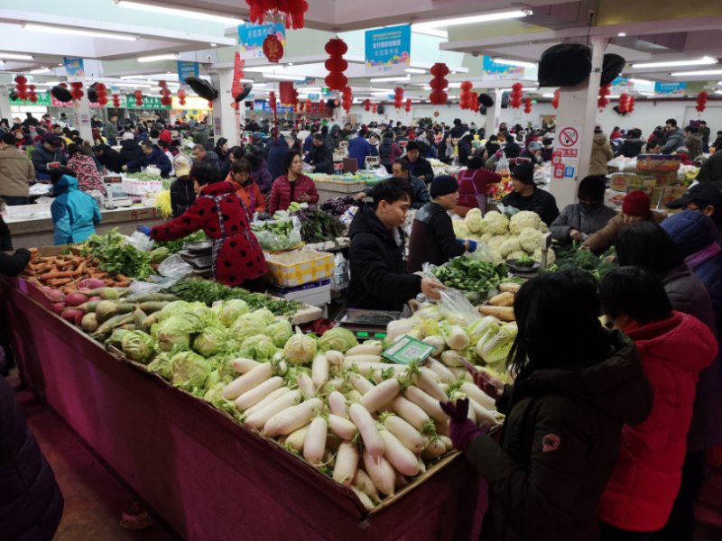 春节期间,幸福大街一家菜市场,迎来了众多顾客.