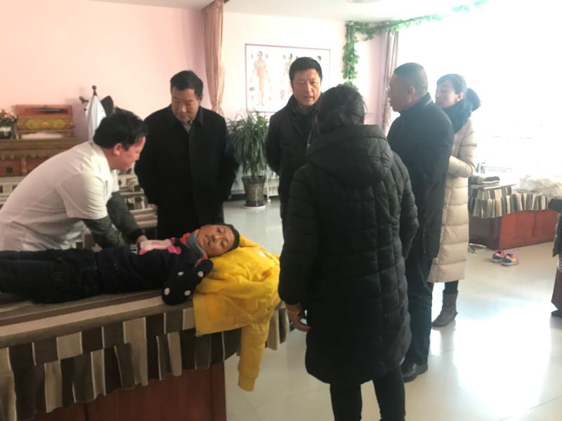 正文图为市人大常委会党组书记,主任云丹,市政府副市长贡扎曲旺一行