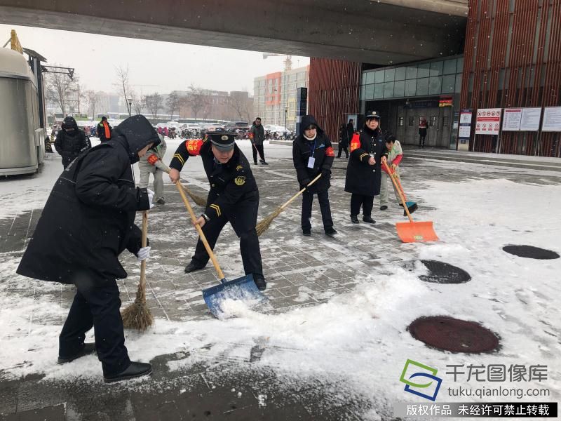 北京迎来新年第三场雪 地铁公司全力保障雪天