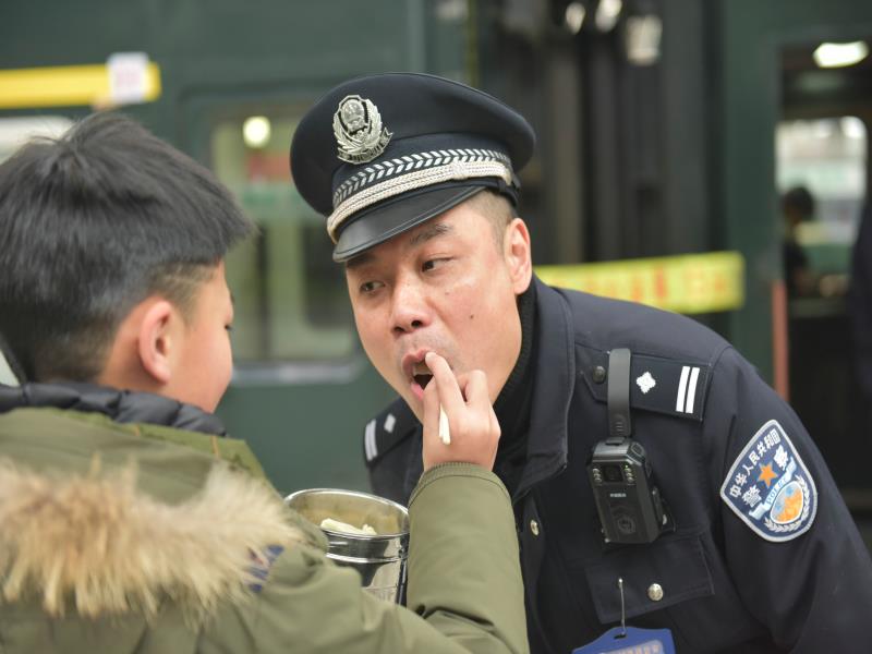 春运中南昌乘警的站台父子情