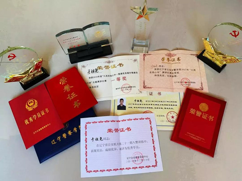 早在初中,他就已经考下了钢琴十级的证书.