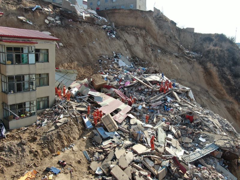  山体滑坡导致几栋楼房被掩埋。应急管理部供图