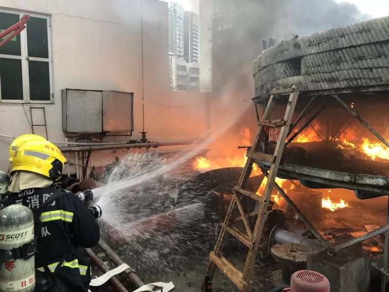 海口一楼顶着火!无人员受困,海口消防快速灭火