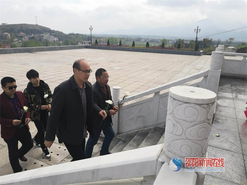 武冈市邓元泰镇中学组织开展清明祭扫活动