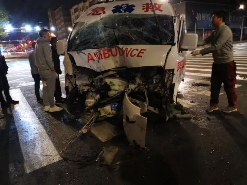 配电箱倒下后砸到了停在马路牙子上的一辆宝来车和一辆电动摩托车