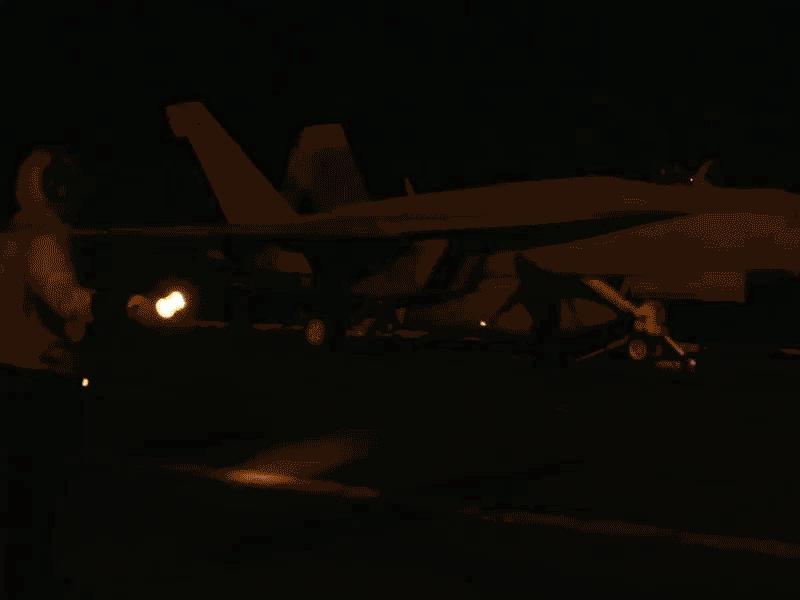 该"双航母"编队进入波斯湾后,开始不间断地进行连续昼夜起降战机演练