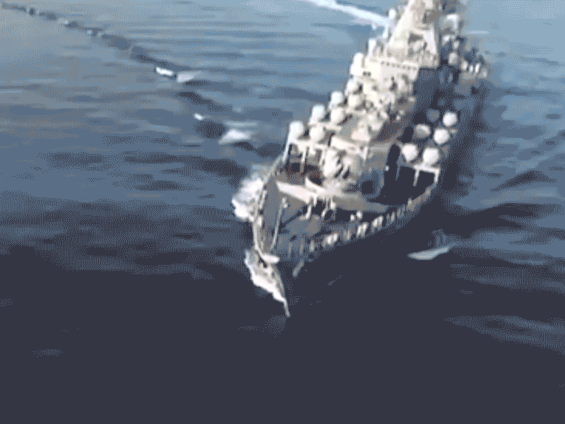 "瓦良格"号巡洋舰发射"玄武岩"超音速反舰导弹动态图.