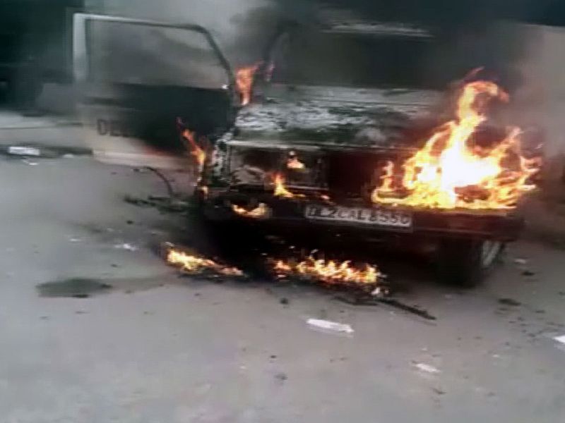 有警车被点燃 图源：ANI