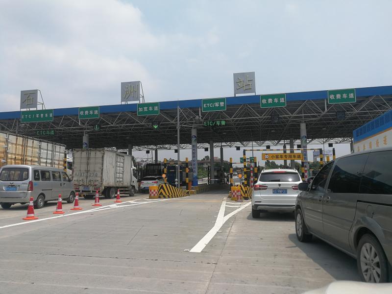 石洲收费站人工通道排长龙,etc通道畅通无阻文/图 羊城晚报记者 欧阳