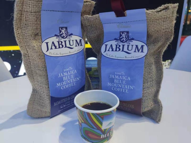  第二届进博会上，牙买加蓝山咖啡也来抢滩中国市场。（李晔 摄）