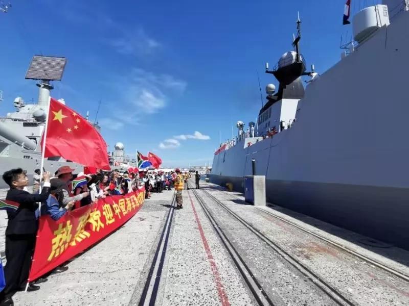 中国海军演习:中国海军潍坊舰抵达南非 参加海上联合演习(图) 当地华人华侨代表在码头迎接潍坊舰到来