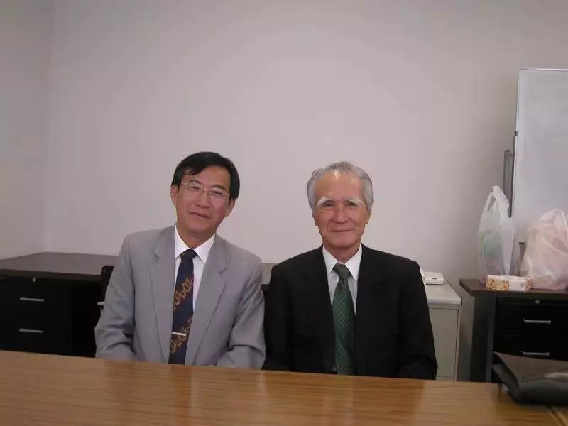 葛剑雄:我不是“书呆子” 也不是“葛大炮” 2005年在联合国大学与日本前首相村山富士合影