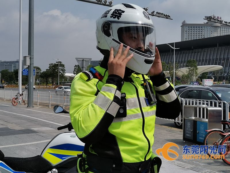 头盔火了交警叔叔教你怎么戴